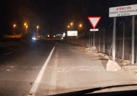 Denuncian la colocación de una enorme piedra en plena carretera a la salida de Chipiona