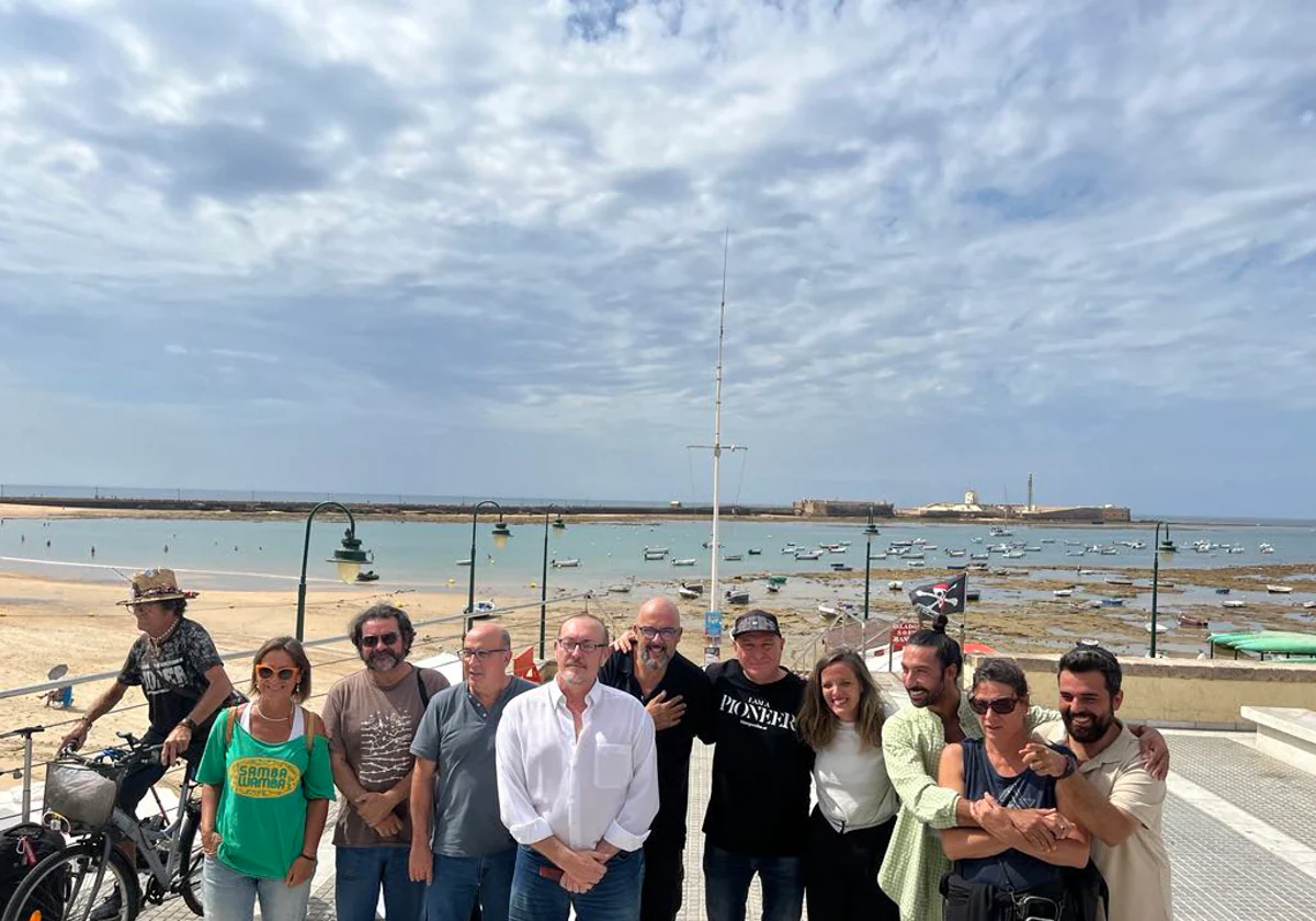 Foto de familia de los protagonistas del espectáculo tras la rueda de prensa en La Caleta