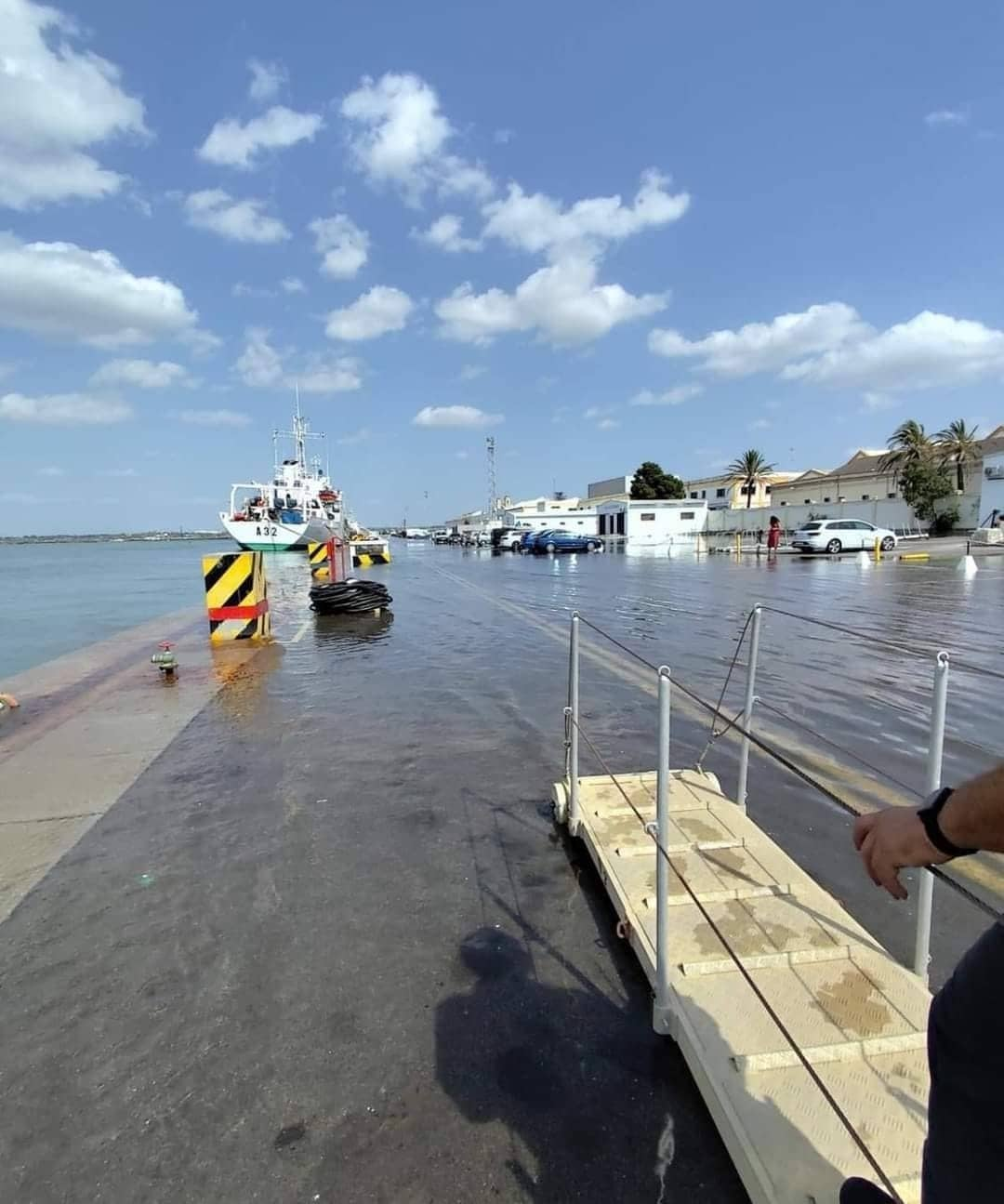 Las mareas vivas se tragan La Carraca y zonas del litoral de Cádiz