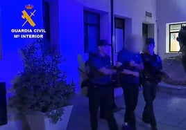 Vídeo: Karim El Baqqali llega a los juzgados de Barbate desde Cádiz