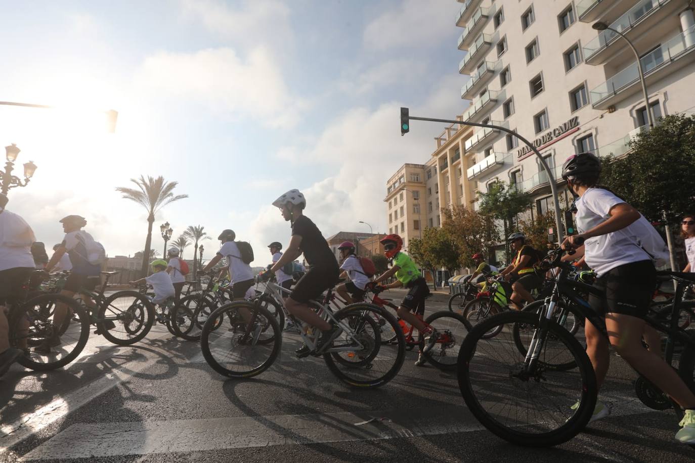 Cádiz apuesta por la bicicleta en una marcha en el Día Europeo sin coches