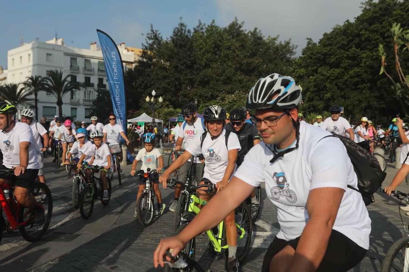 Cádiz apuesta por la bicicleta en una marcha en el Día Europeo sin coches