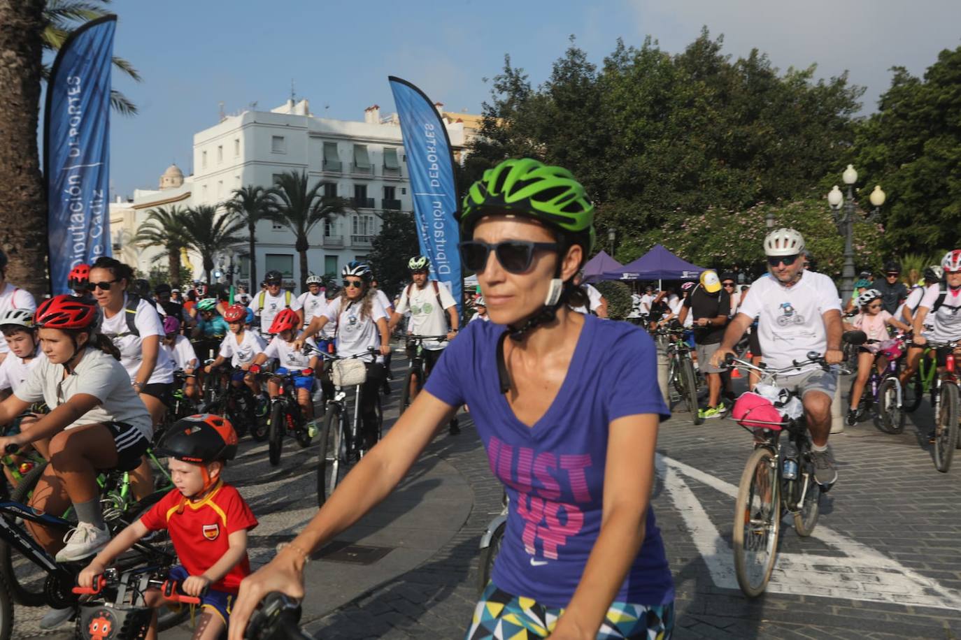 Cádiz apuesta por la bicicleta en una marcha en el Día Europeo sin coches