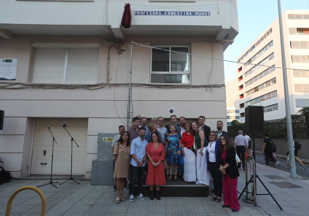 La ciudad de Cádiz le dedica una calle a la profesora Ernestina Muñoz