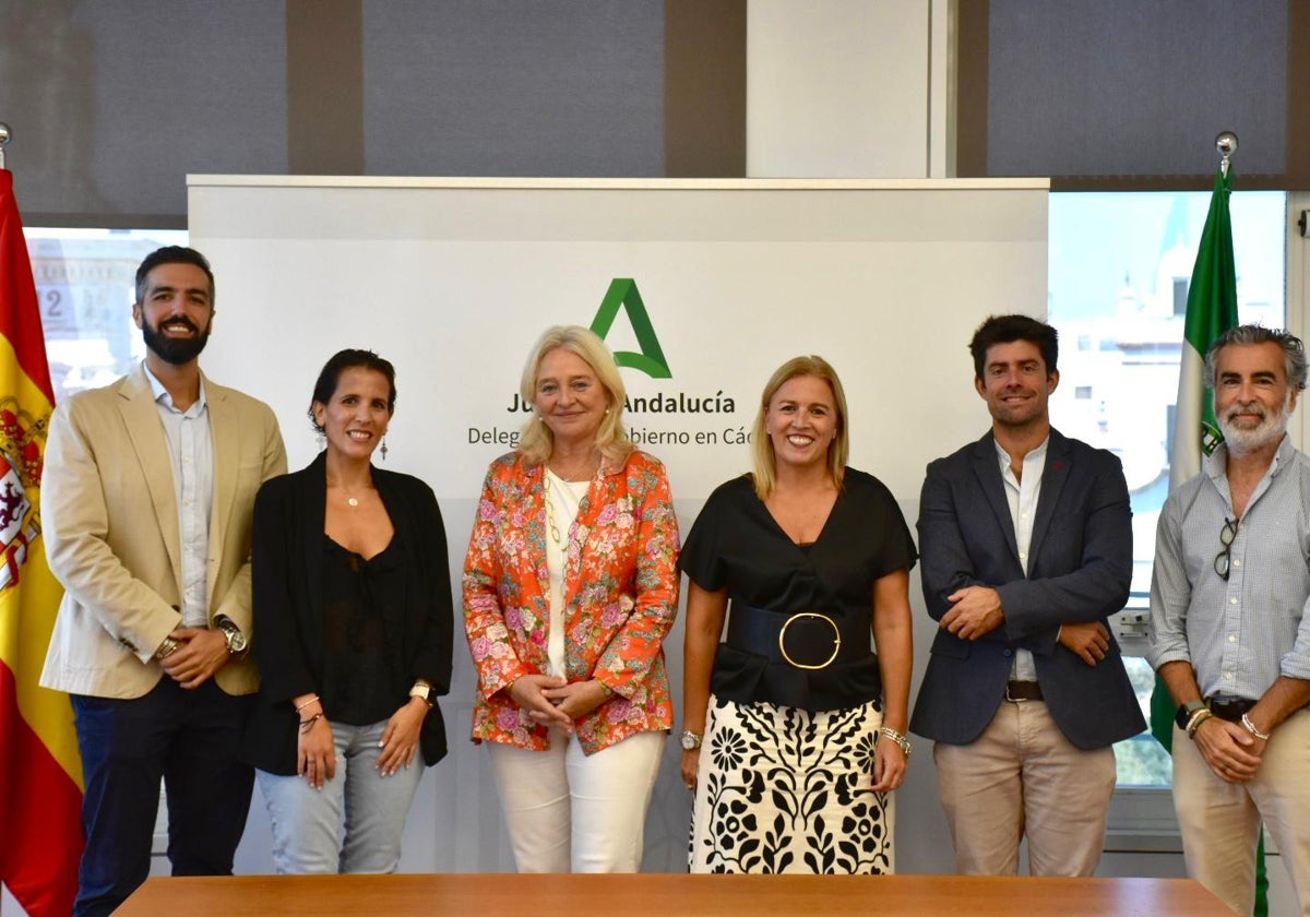 La delegada del Gobierno de la Junta de Andalucía con los galardonados.