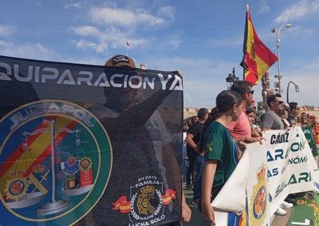 Imagen secundaria 1 - Policías y guardias civiles, de nuevo salen a la calle en Cádiz: «¡Luchamos por nuestra dignidad!»