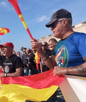 Imagen secundaria 2 - Policías y guardias civiles, de nuevo salen a la calle en Cádiz: «¡Luchamos por nuestra dignidad!»