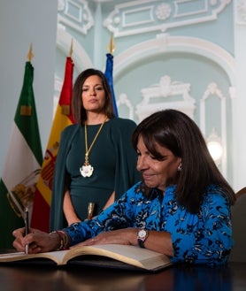 Imagen secundaria 2 - Tras firmar en el Libro de Oro del Ayuntamiento de San Fernando, Anne Hidalgo, alcaldesa de París, ha asistido al izado de la bandera de España junto a la alcaldesa de San Fernando, Patricia Cavada, y la subdelegada del Gobierno, Blanca Flores.