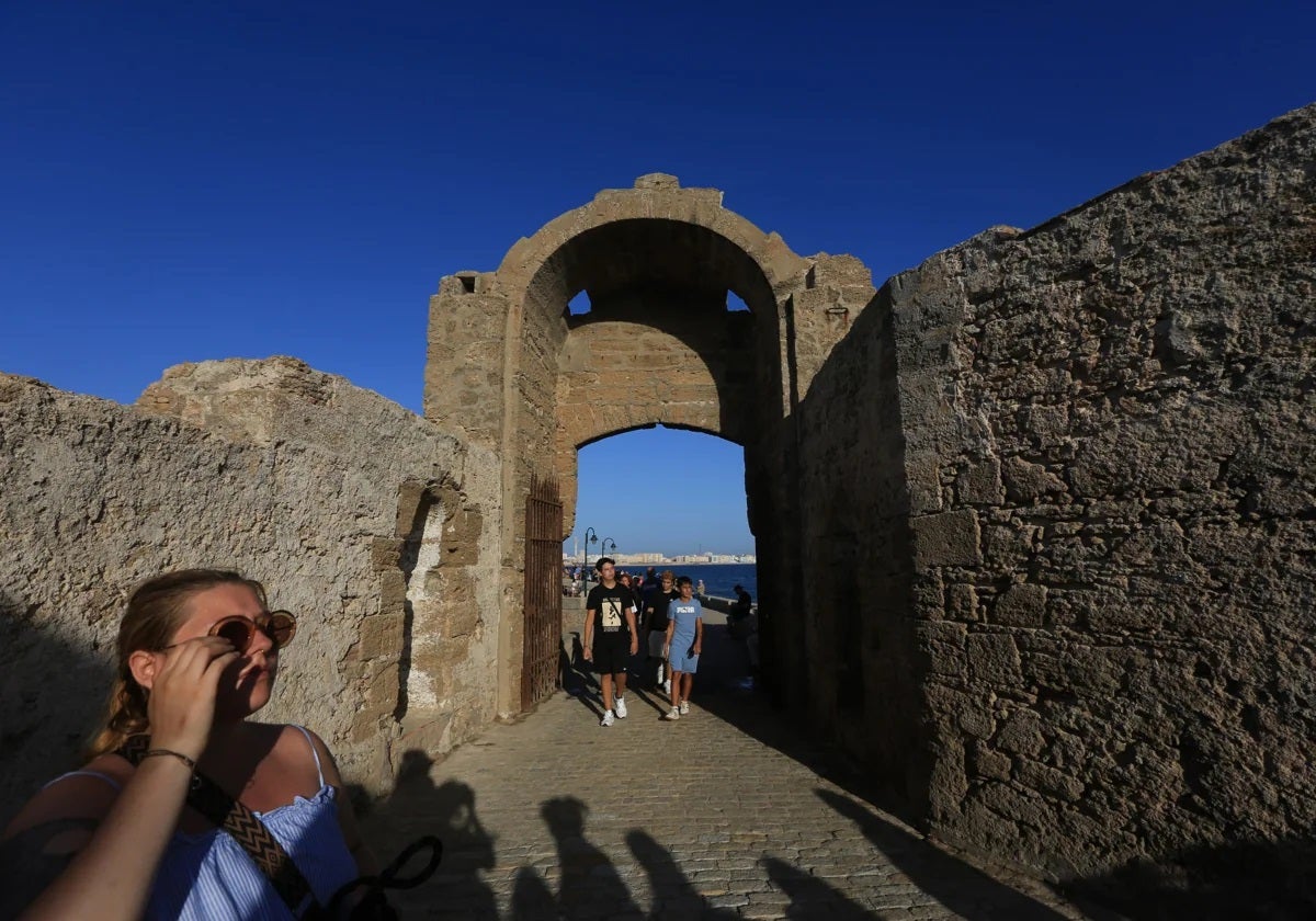 La reapertura del castillo de San Sebastián ha sido todo un éxito traducido en miles y miles de visitas