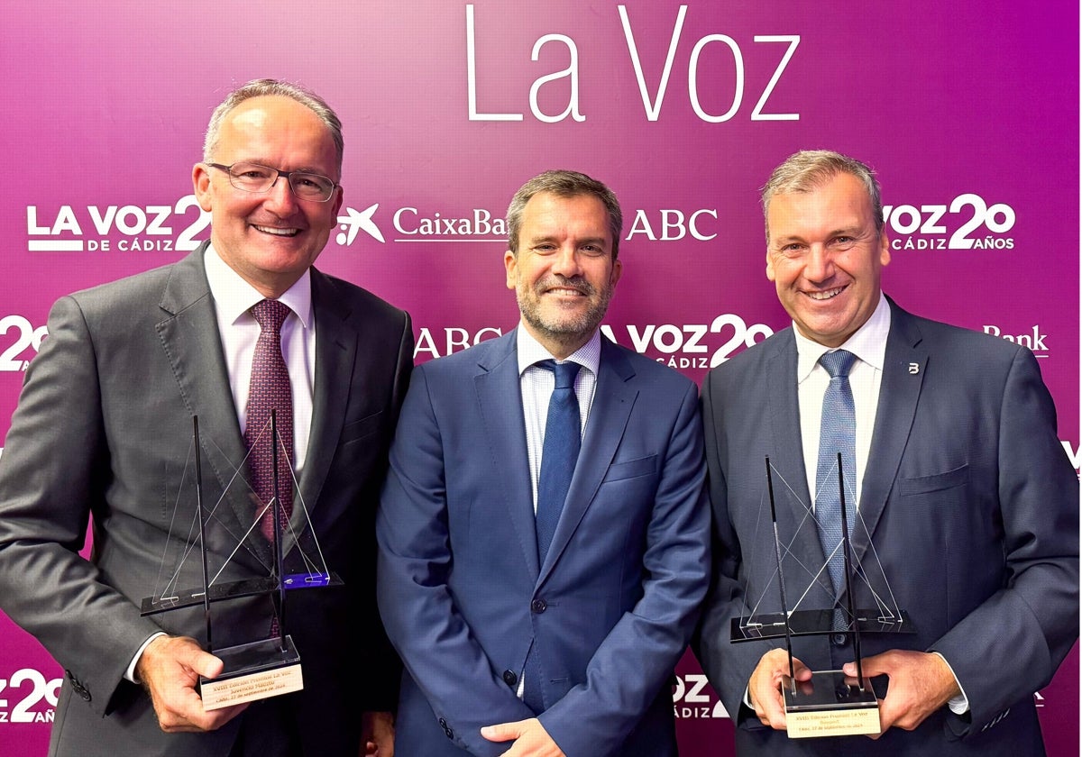 Juvencio Maeztu y Rafael Fernández posan con sus respectivos junto al director de La Voz de Cádiz, Ignacio Moreno Bustamante