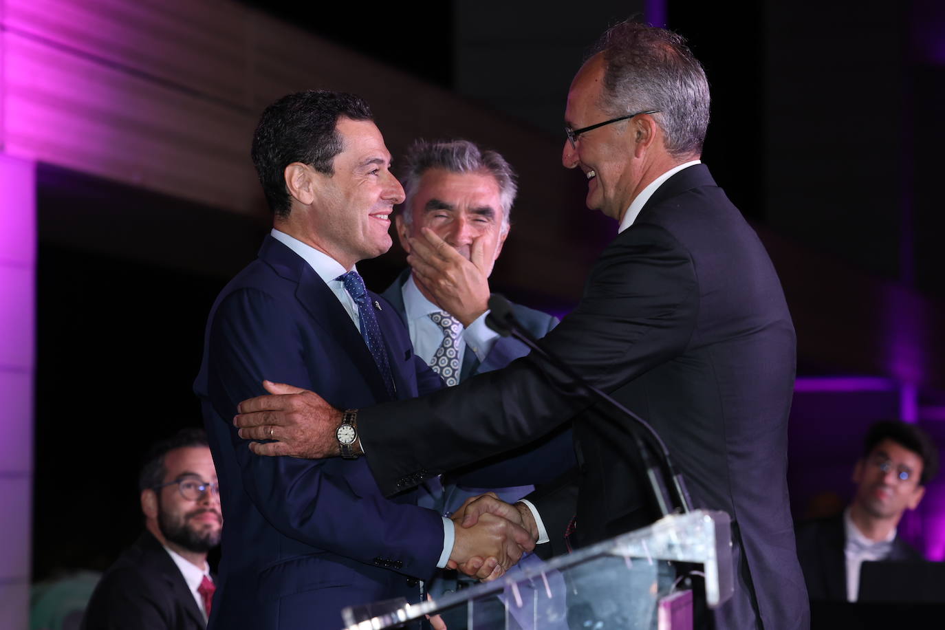 Juvencio Maeztu recibe el premio de manos de Juanma Moreno e Iñaki Arechabaleta.