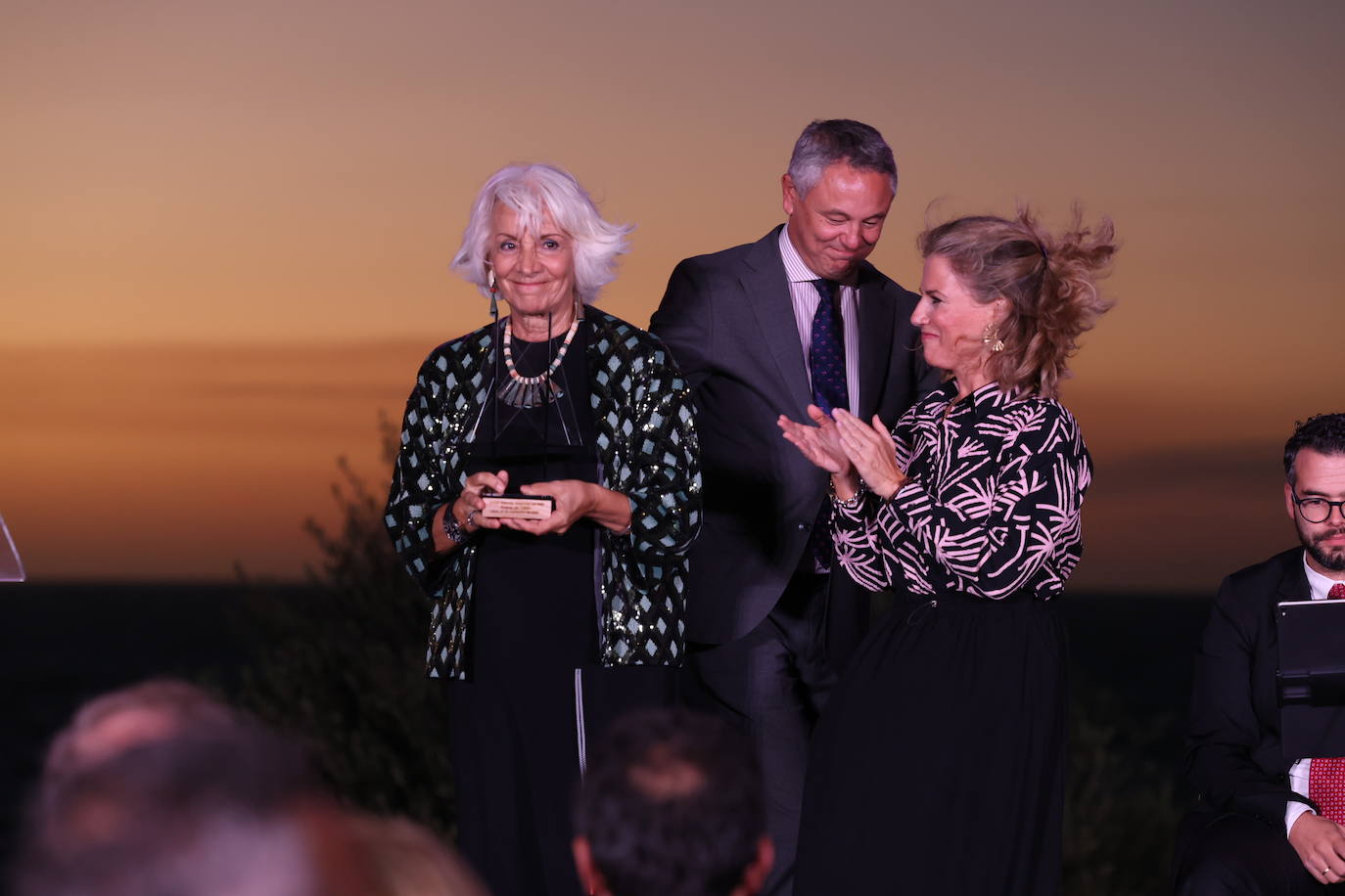 Teófila Martínez, junto a Ana Mestre y Alberto García Reyes, tras recoger el galardón.