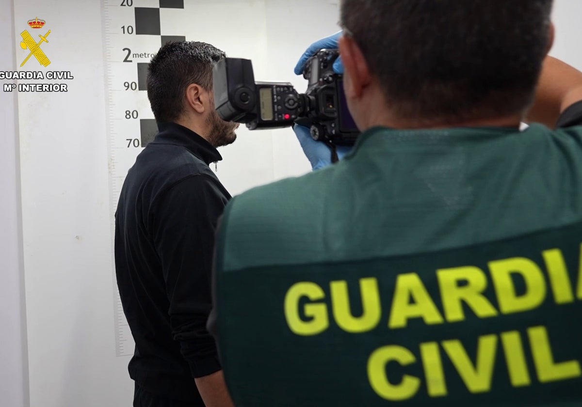 La Guardia Civil fotografia a Baqqali tras su detención.