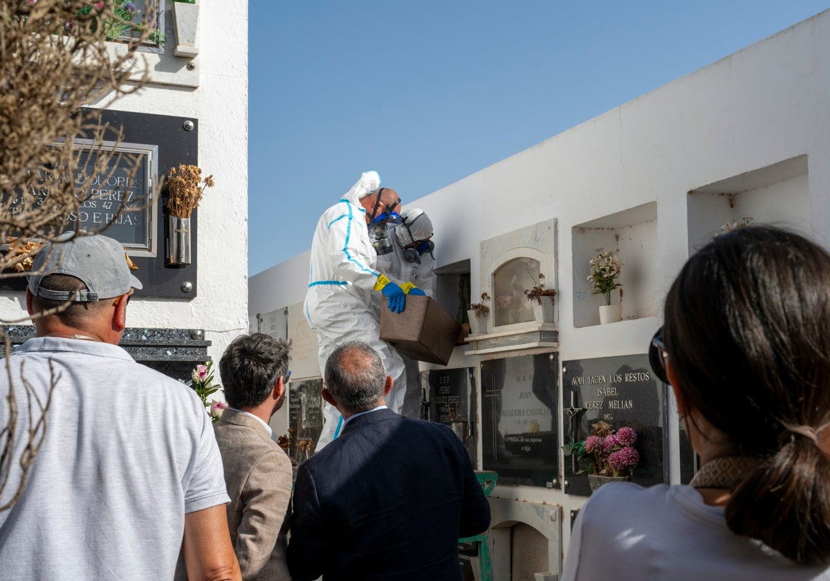 Momento de la exhumación en el cementerio de Arrecife.