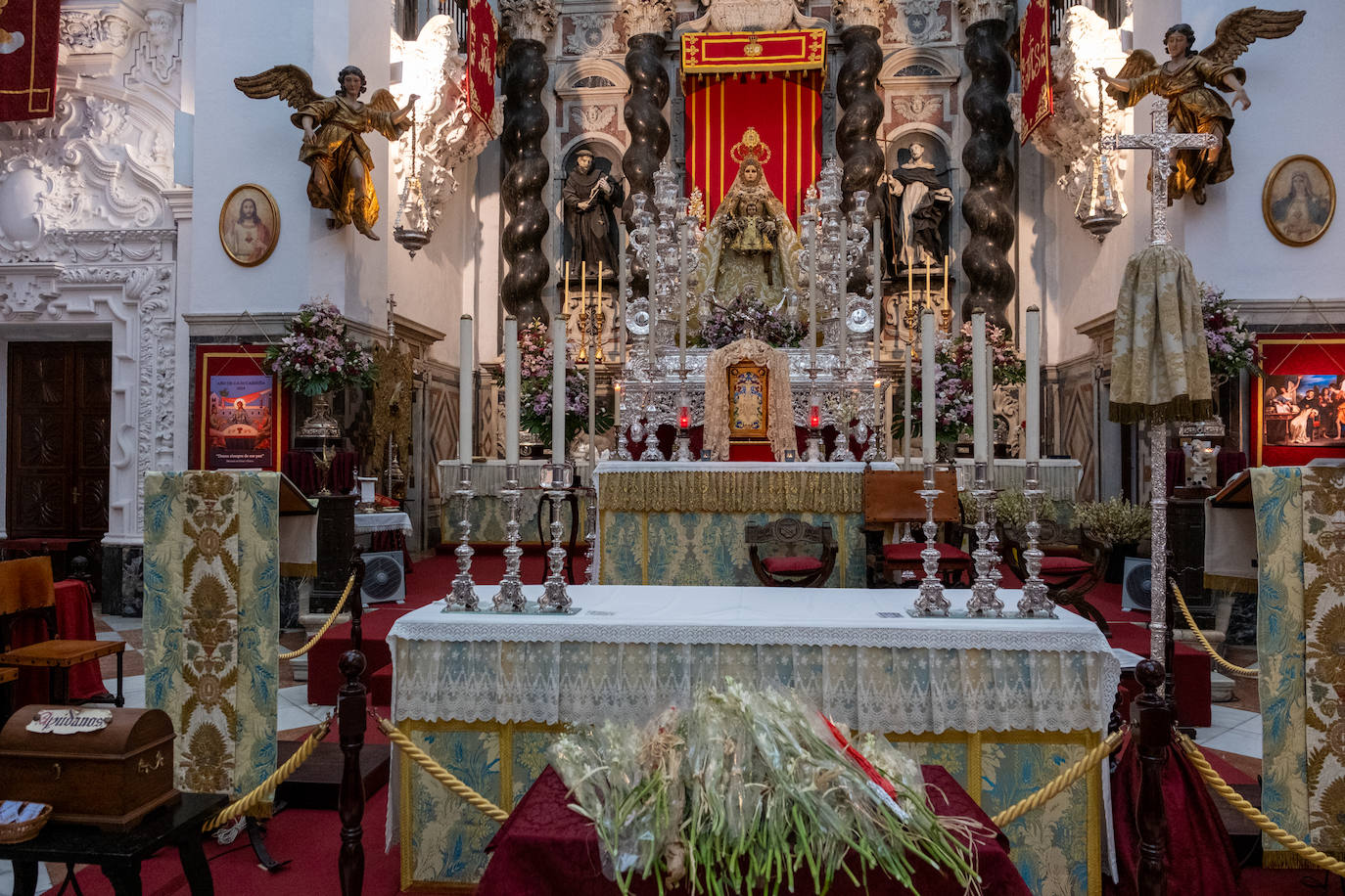 Fotos: Baño de nardos para la Virgen del Rosario de Cádiz