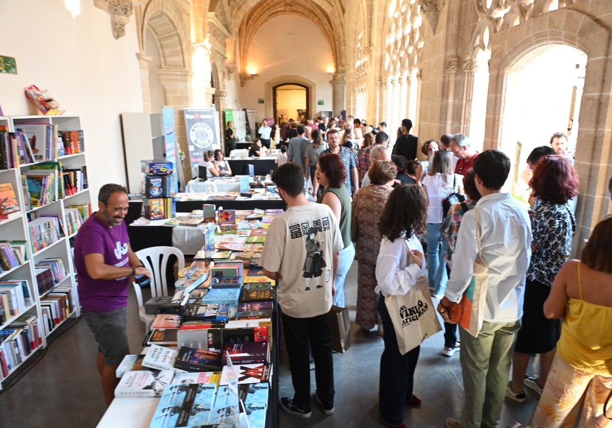 El periodista Juan Gómez Jurado conquista al público en una rebosante Feria del Libro de Jerez