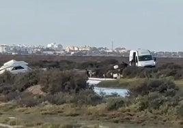 Dos guardias civiles heridos en Chiclana al detener a un 'petaquero' que acababa de hacer una descarga a una narcolancha