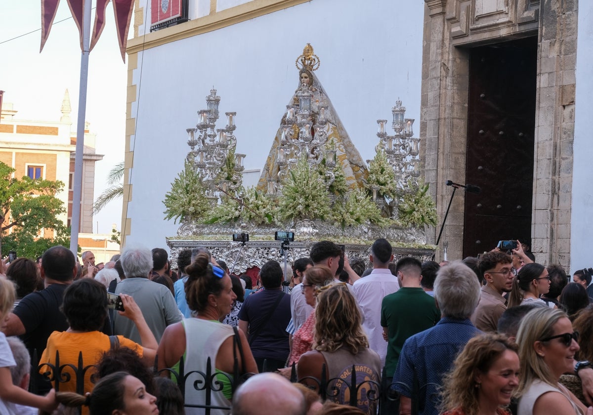 La Virgen del Rosario, saliendo de la Iglesia de Santo Domingo.