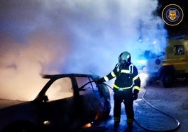 Sale ardiendo un coche en la calle San Antón, en San José del Valle