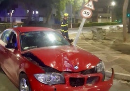 Accidente de tráfico en la glorieta de Arlés, en Jerez, cuando un turismo se sale de la vía y se estampa contra una farola