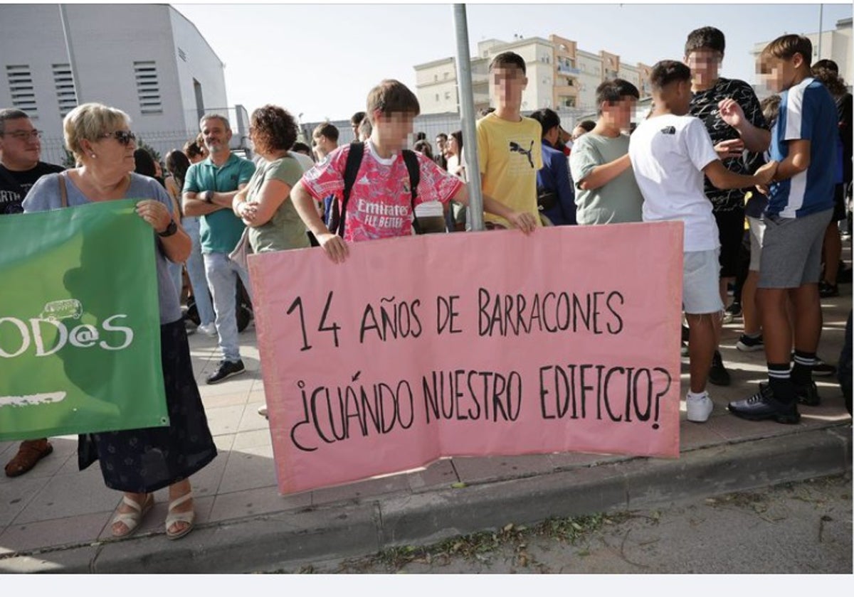 Alumnos de secundaria del IES Lola Flores de Jerez dando una clase en la calle