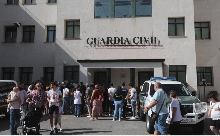 Imagen principal - Así ha sido la jornada de puertas abiertas de la Guardia Civil en Cádiz