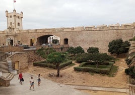 Muere una persona que dormía en una tienda de campaña en los jardines de Puerta de Tierra, en Cádiz