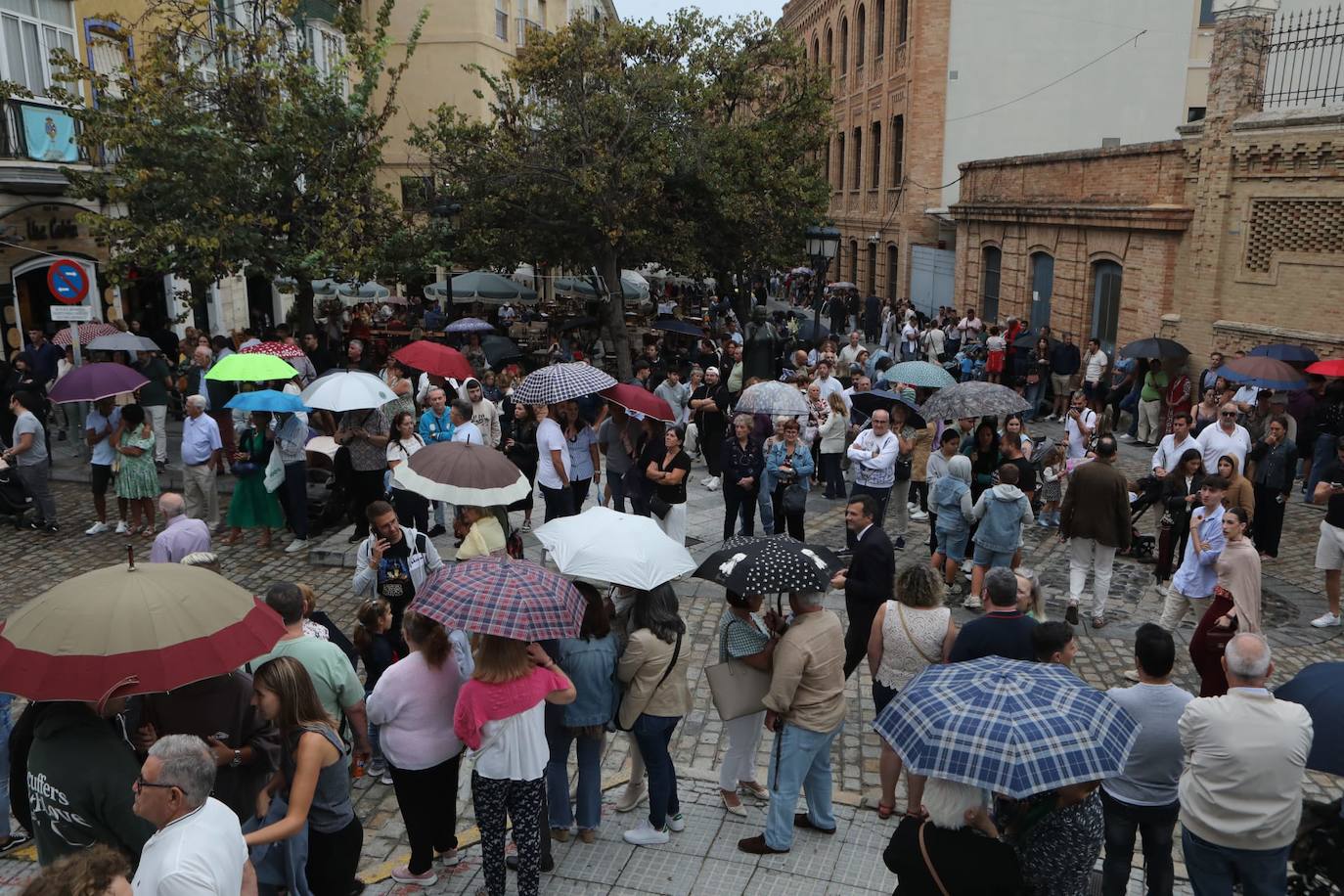 Fotos: La procesión de la Patrona de Cádiz se suspende por la lluvia