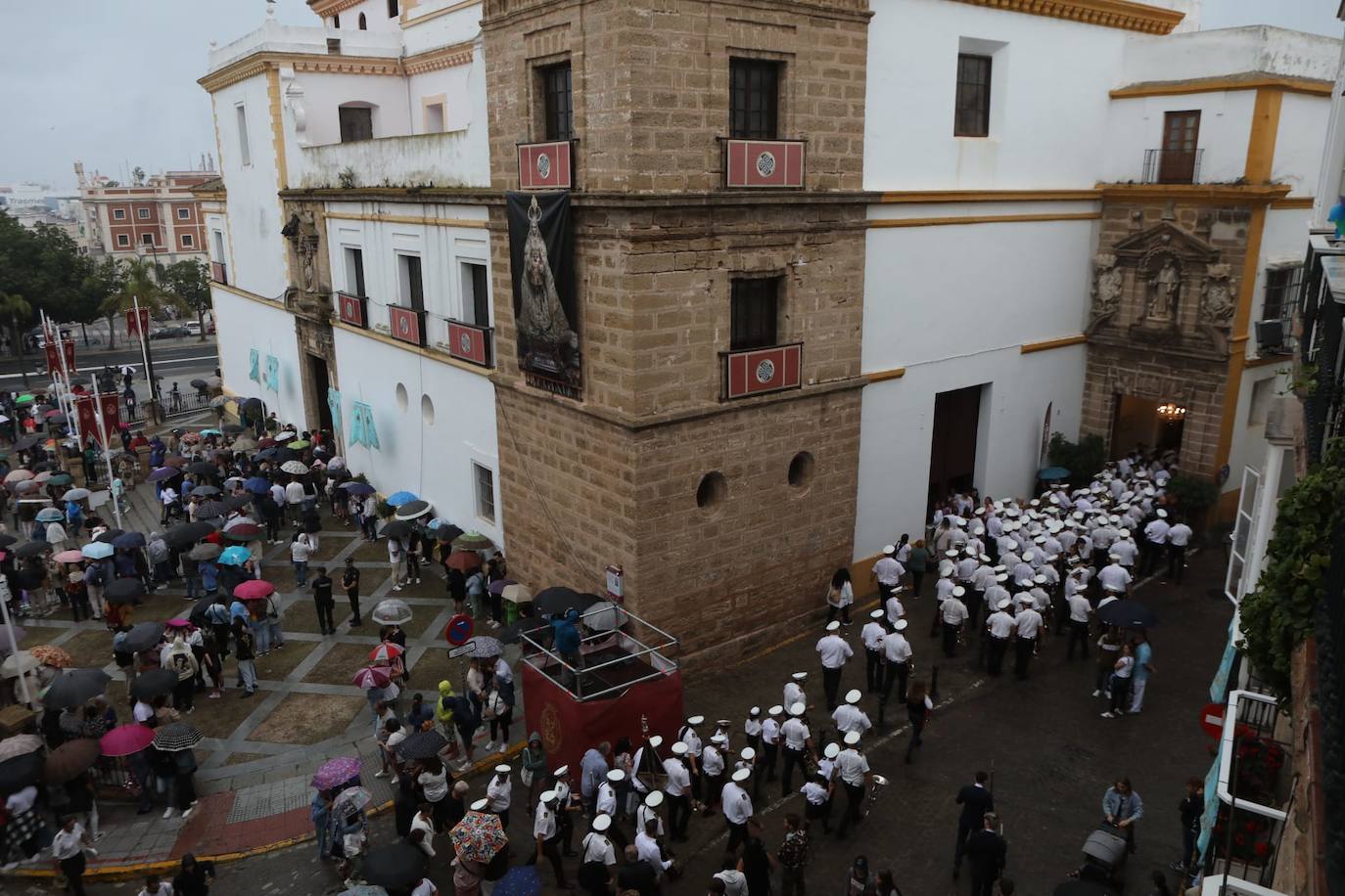 Fotos: La procesión de la Patrona de Cádiz se suspende por la lluvia