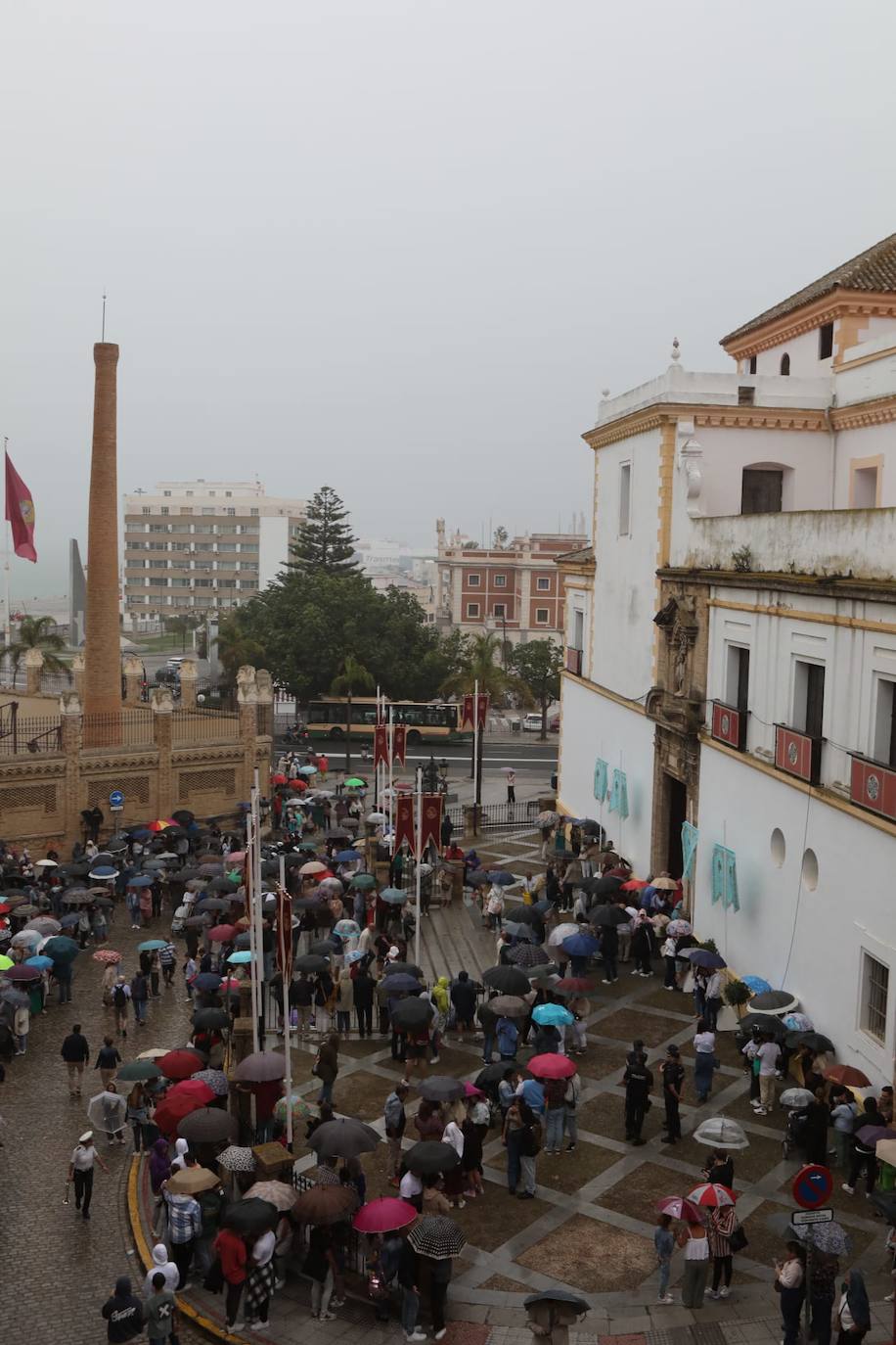 Fotos: La procesión de la Patrona de Cádiz se suspende por la lluvia