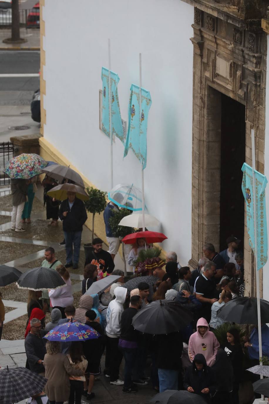 Fotos: La procesión de la Patrona de Cádiz se suspende por la lluvia