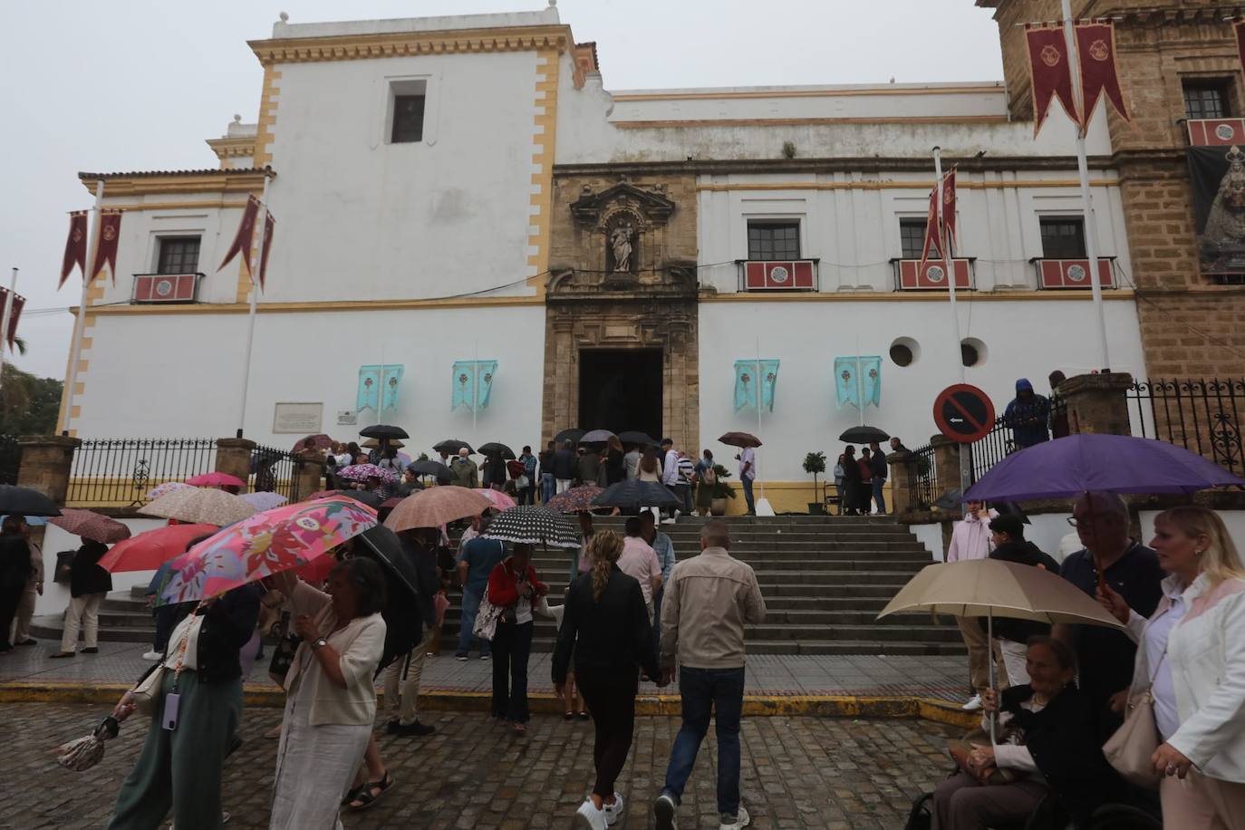 Fotos: La procesión de la Patrona de Cádiz se suspende por la lluvia