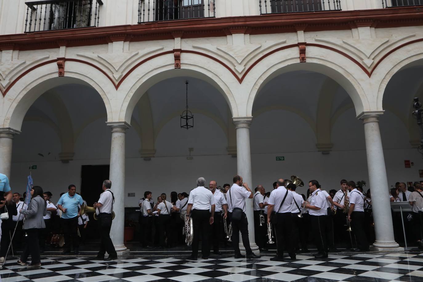 Fotos: La procesión de la Patrona de Cádiz se suspende por la lluvia