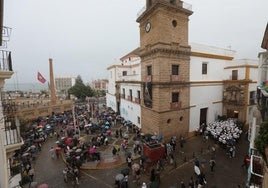 La Virgen del Rosario trae la lluvia al cielo de Cádiz