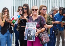 Movilización en recuerdo de los dos guardias civiles fallecidos en Barbate este miércoles en San Fernando