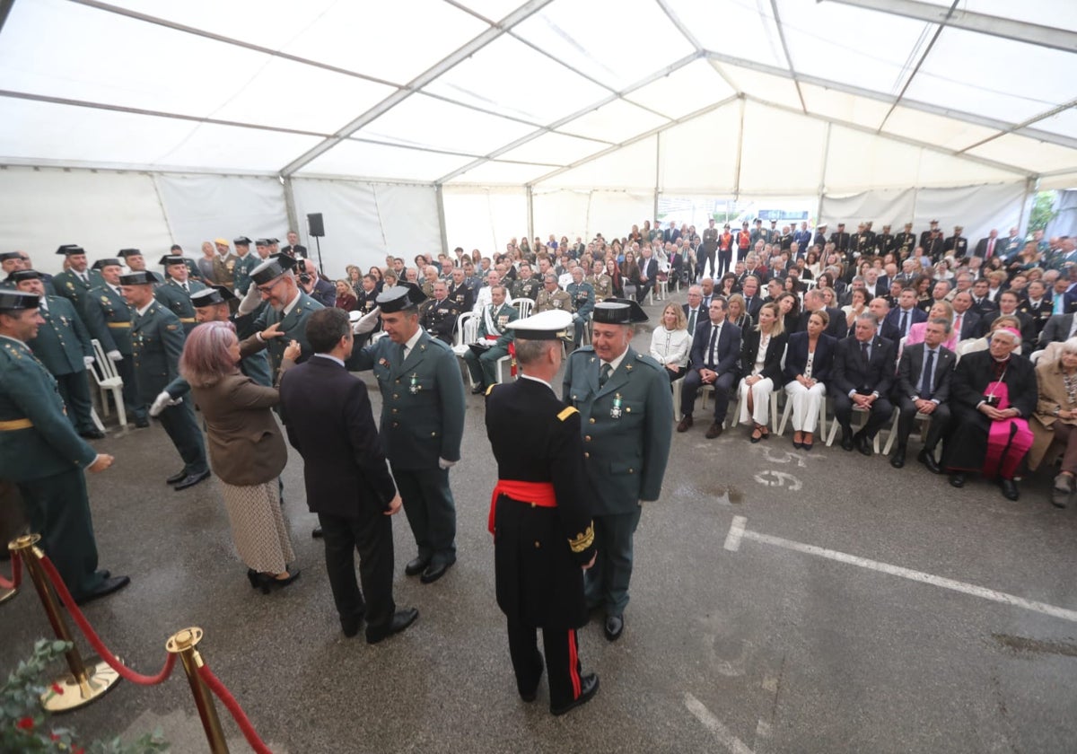 Condecoraciones en la Comandancia de la Guardia Civil de Cádiz en el acto del día de su Patrona