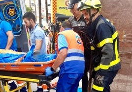 Rescatan a una persona atrapada bajo una máquina en la plaza del Arenal en Jerez