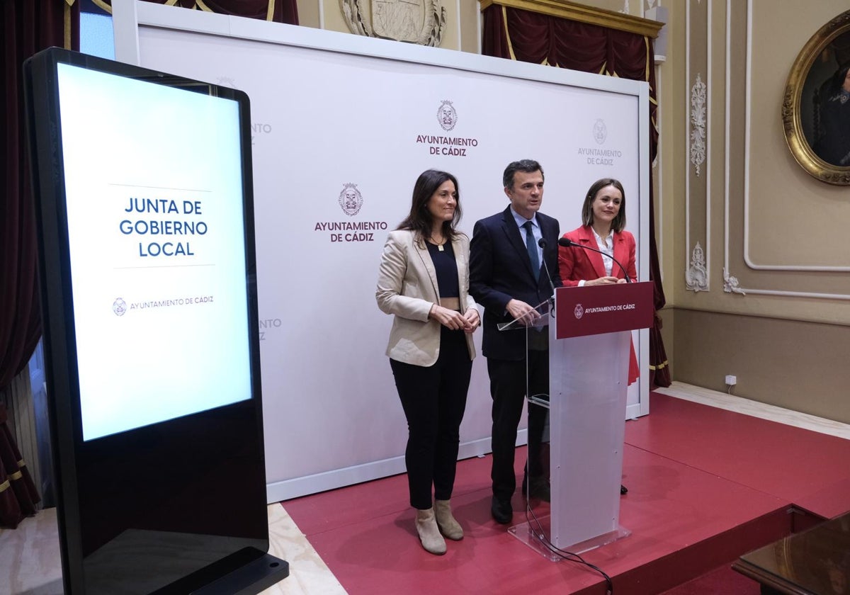 Bruno García, en rueda de prensa este viernes junto a las concejalas Ana Sanjuán y Beatriz Gandullo.