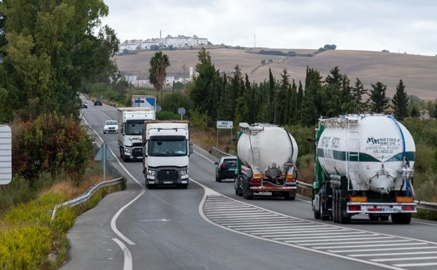 Camiones en la carretera que conecta Arcos y Bornos.