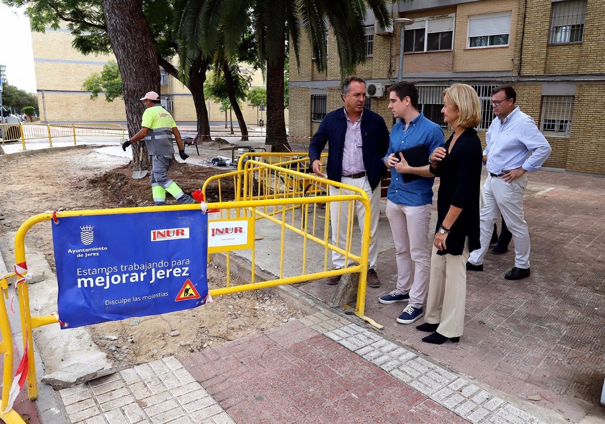 Visita de Jaime Espinar y  Carmen Pina a las obras frente a la parroquia de San Benito.