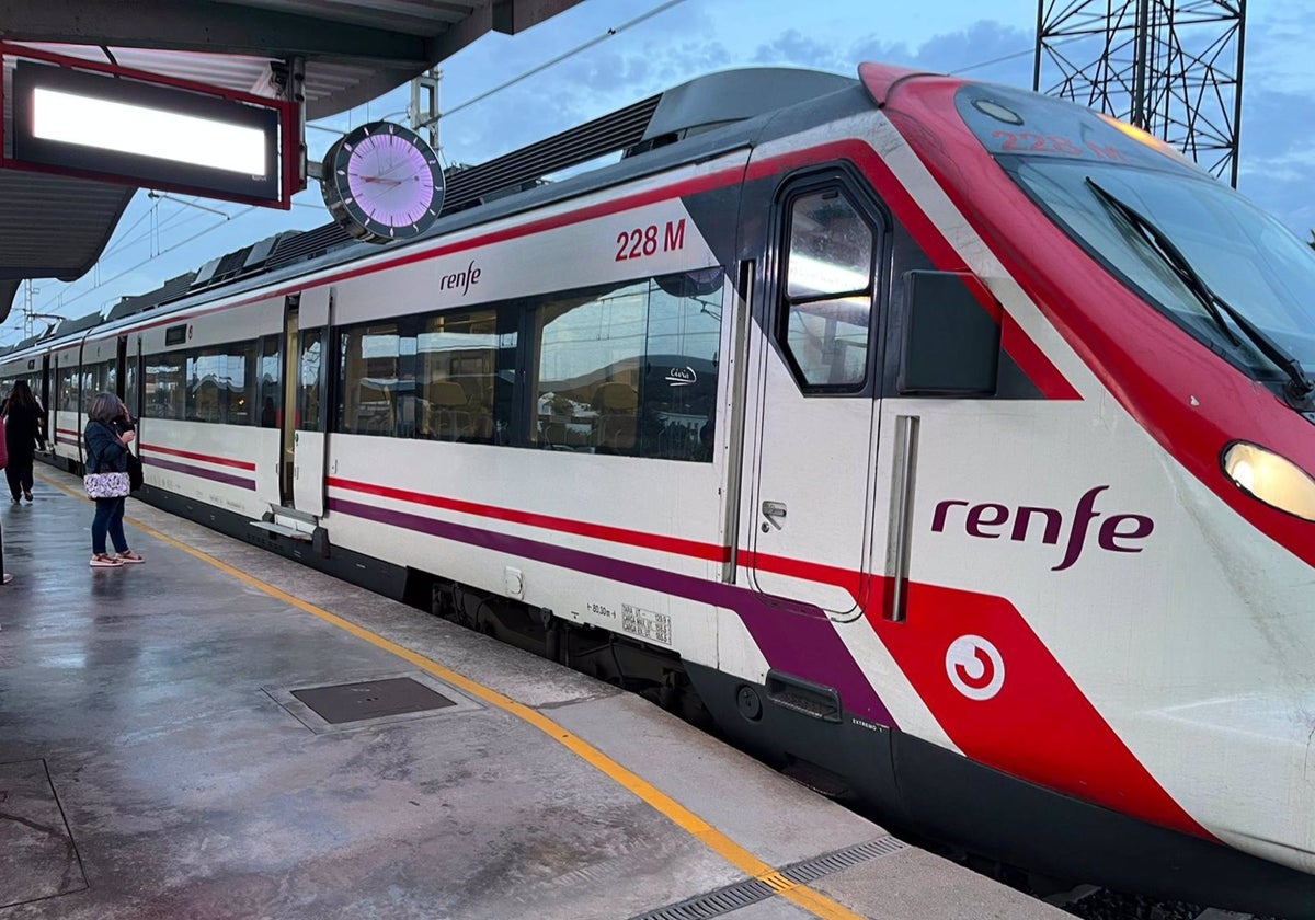 Tren de Cercanías en la estación de Renfe, en foto de archivo.