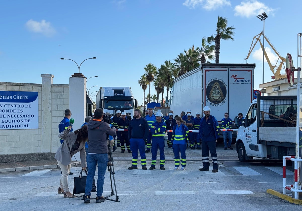 La plantilla ha impedido durante dos horas el acceso a la factoría