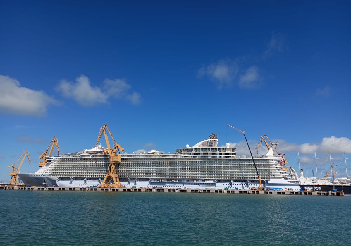 Imagen del crucero 'Oasis' en el astillero de Cádiz, donde se ha producido el conato de incendio