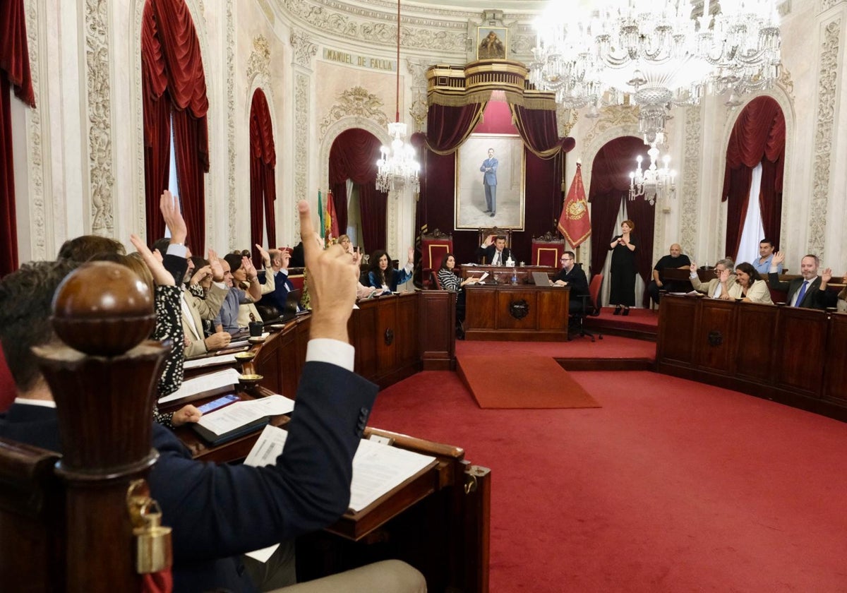 Votación de uno de los puntos del día durante el Pleno extraordinario celebrado este jueves en el Ayuntamiento de Cádiz