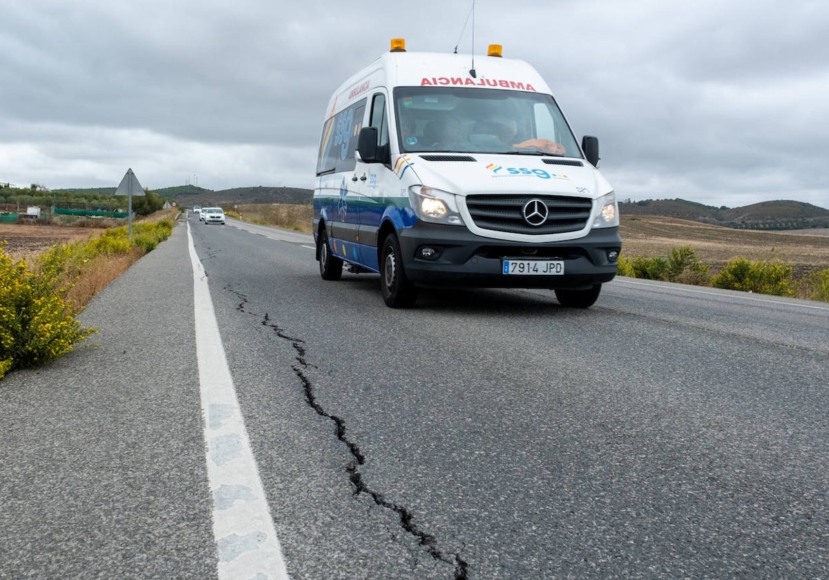 Una ambulancia circula por la deteriorada carretera que conecta Bornos y Villamartín.