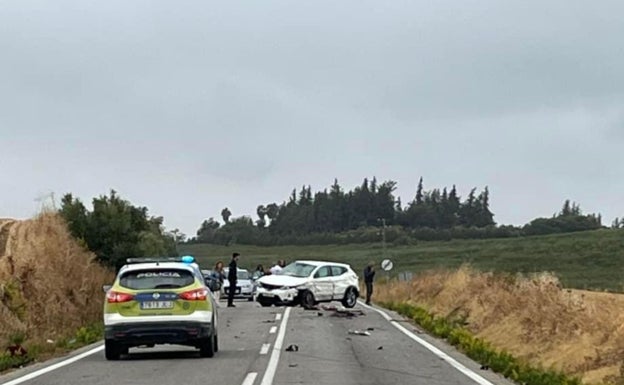 Accidente entre dos vehículos en la carretera entre Puerto Serrano y Villamartín.