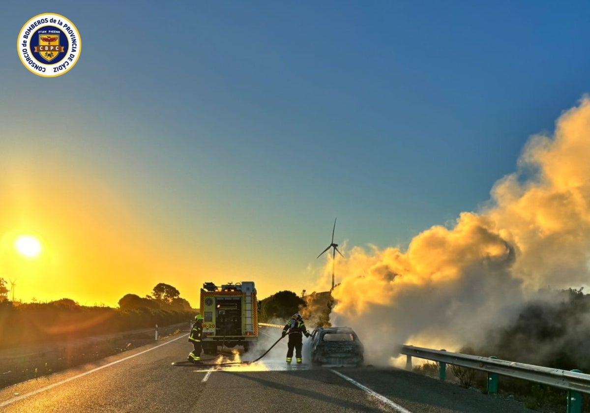 Arde un vehículo en la A-381 camino de Los Barrios