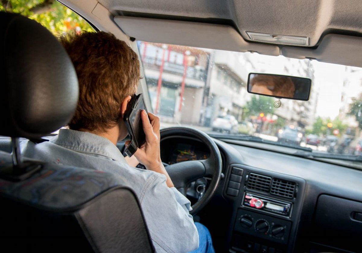 Las distracciones al volante se multiplican con el móvil en la mano