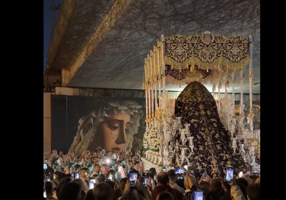 Momento del encuentro del palio con la imagen de la Virgen de la Concepción y el mural de Pol Tattoo