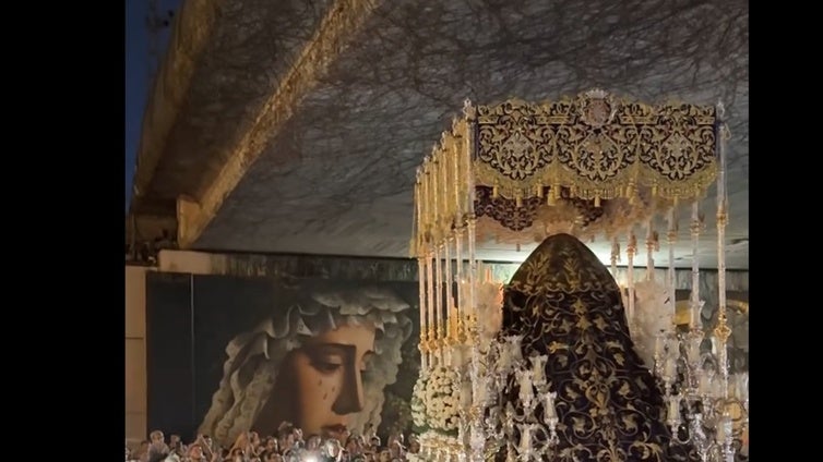 Magna de Jerez: el palio de la hermandad de la Exaltación, ante el mural de la Virgen de la Concepción